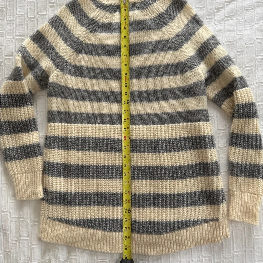 Banana Republic Sweater - Picture 2 of 4